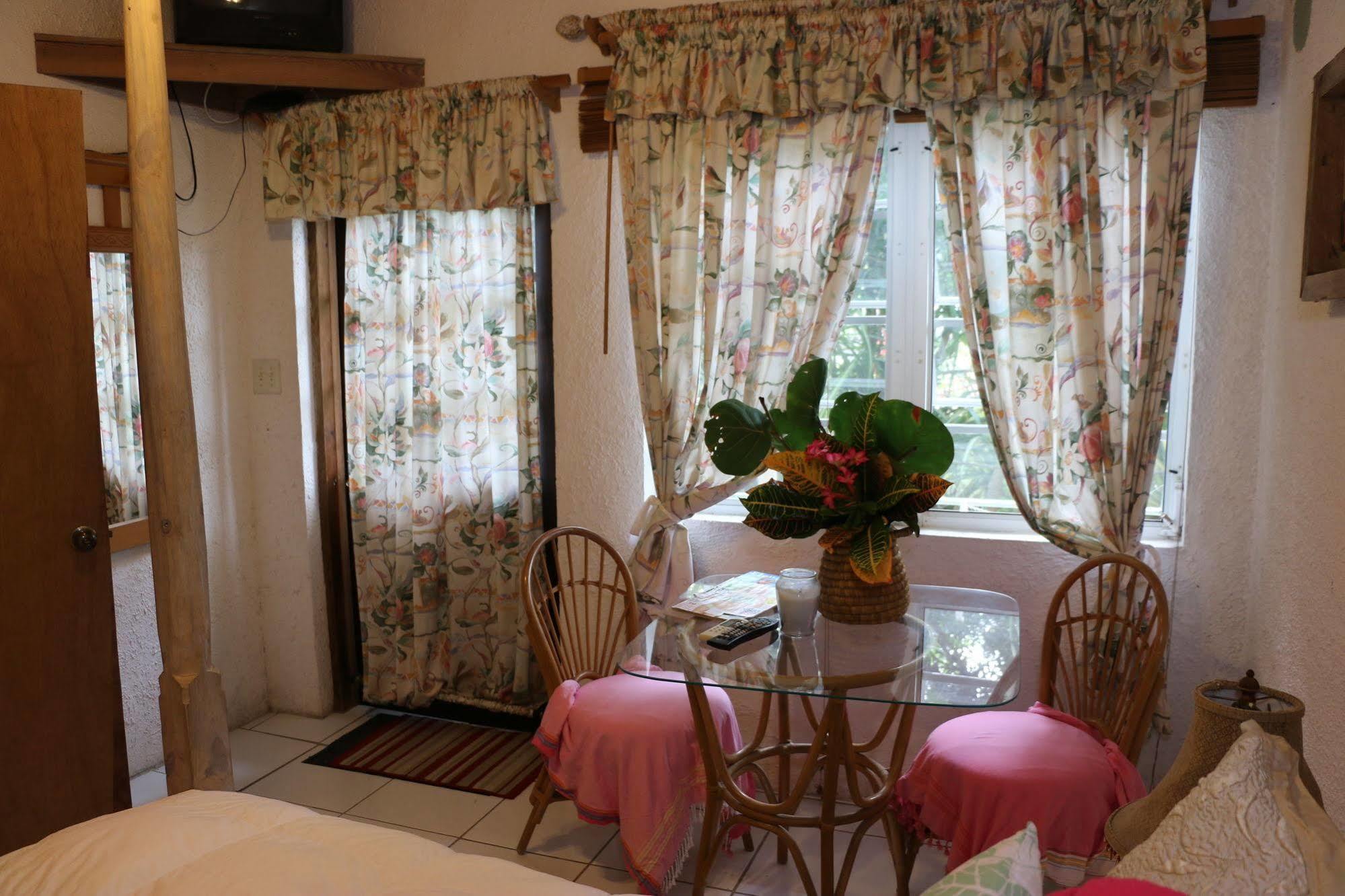 The Sugar Apple Lodging Dunmore Town Exterior foto